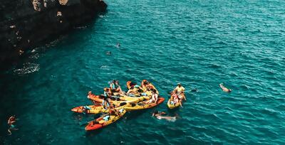 Gehe auf eine sensationelle Kajaktour auf Formentera. Paddle über kristallklares, karibisch anmutendes Wasser in versteckte Buchten. Sieh dir spektakuläre Felsformationen und Höhlen an und nimm an Wasseraktivitäten teil.