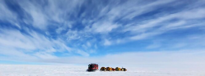 Trip Formentera beliebtes Urlaubsziel – Antarktis - Null Bewohner, Millionen Pinguine und feste Dimensionen. Am südlichen Ende der Erde, wo die Sonne nur zwischen Frühjahr und Herbst über dem Horizont aufgeht, liegt der 7. Kontinent, die Antarktis. Riesig, bis auf ein paar Forscher unbewohnt und ohne offiziellen Besitzer. Eine Welt, die überrascht, bevor Sie sie sehen. Deshalb ist ein Besuch definitiv etwas für die Schatzkiste der Erinnerung und allein die Ausmaße dieser Destination sind eine Sache für sich. Du trittst aus deinem gemütlichen Hotelzimmer und es begrüßt dich die warme italienische Sonne. Du blickst auf den atemberaubenden Gardasee, der in zahlreichen Blautönen schimmert - von tiefem Dunkelblau bis zu funkelndem Türkis. Majestätische Berge umgeben dich, während die Brise sanft deine Haut streichelt und der Duft von blühenden Zitronenbäumen deine Nase kitzelt. Du schlenderst die malerischen, engen Gassen entlang, vorbei an farbenfrohen, blumengeschmückten Häusern. Vereinzelt unterbricht das fröhliche Lachen der Einheimischen die friedvolle Stille. Du fühlst dich wie in einem Traum, der nicht enden will. Jeder Schritt führt dich zu neuen Entdeckungen und Abenteuern. Du probierst die köstliche italienische Küche mit ihren frischen Zutaten und verführerischen Aromen. Die Sonne geht langsam unter und taucht den Himmel in ein leuchtendes Orange-rot - ein spektakulärer Anblick.