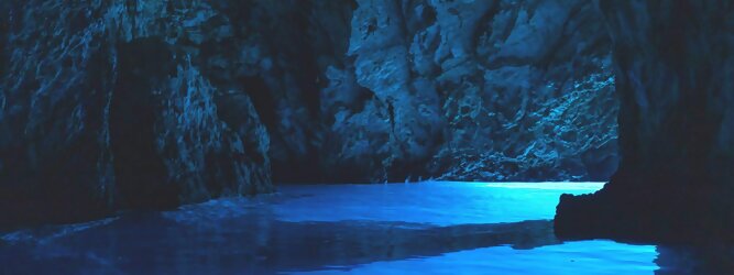 Trip Formentera Reisetipps - Die Blaue Grotte von Bisevo in Kroatien ist nur per Boot erreichbar. Atemberaubend schön fasziniert dieses Naturphänomen in leuchtenden intensiven Blautönen. Ein idyllisches Highlight der vorzüglich geführten Speedboot-Tour im Adria Inselparadies, mit fantastisch facettenreicher Unterwasserwelt. Die Blaue Grotte ist ein Naturwunder, das auf der kroatischen Insel Bisevo zu finden ist. Sie ist berühmt für ihr kristallklares Wasser und die einzigartige bläuliche Farbe, die durch das Sonnenlicht in der Höhle entsteht. Die Blaue Grotte kann nur durch eine Bootstour erreicht werden, die oft Teil einer Fünf-Insel-Tour ist.