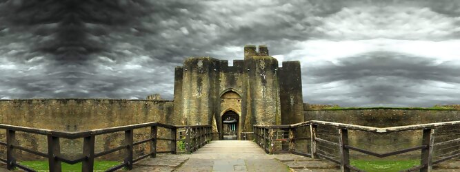Trip Formentera Reisetipps - Caerphilly Castle - ein Bollwerk aus dem 13. Jahrhundert in Wales, Vereinigtes Königreich. Mit einem aufsehenerregenden Turm, der schiefer ist wie der Schiefe Turm zu Pisa. Wie jede Burg mit Prestige, hat sie auch einen Geist, „The Green Lady“ spukt in den Gemächern, wo ihr Geliebter den Tod fand. Wo man in Wales oft – und nicht ohne Grund – das Gefühl hat, dass ein Schloss ziemlich gleich ist, ist Caerphilly Castle bei Cardiff eine sehr willkommene Abwechslung. Die Burg ist nicht nur deutlich größer, sondern auch älter als die Burgen, die später von Edward I. als Ring um Snowdonia gebaut wurden.
