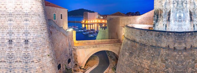 Stadt Urlaub - Dubrovnik - Einen Wahnsinns Panoramablick hat man von Dubrovniks Hausberg Srd. Empor geht’s ganz easy und entspannt, minutenschnell mit der Luftseilbahn. Für begeisterte GOT-Fans empfiehlt sich die speziell geführte Game-of-Thrones-Tour zu den bekanntesten Drehorten und Schauplätzen der erfolgreichen Kultserie, der Eiserne Thron ist auf der kleinen idyllischen Insel Lokrum zu bestaunen. Die beliebtesten Orte für Dubrovnik Ferien, locken mit besten Angebote für Hotels und Ferienunterkünfte mit Werbeaktionen, Rabatten, Sonderangebote für Dubrovnik Urlaub buchen. Reisedaten eingeben und Hotel Flug Mietwagen Attraktionen Taxis für eine Dubrovnik Reise flexibel buchen. Sollten sich die Pläne ändern, sind viele der Unterkünfte und Zimmer in Dubrovnik kostenfrei stornierbar.