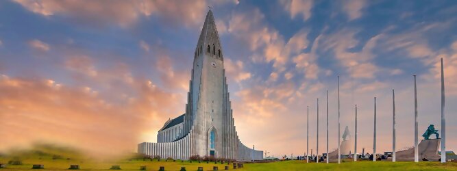 Trip Formentera Reisetipps - Hallgrimskirkja in Reykjavik, Island – Lutherische Kirche in beeindruckend martialischer Betonoptik, inspiriert von der Form der isländischen Basaltfelsen. Die Schlichtheit im Innenraum erstaunt, bewegt zum Innehalten und Entschleunigen. Sensationelle Fotos gibt es bei Polarlicht als Hintergrundkulisse. Die Hallgrim-Kirche krönt Islands Hauptstadt eindrucksvoll mit ihrem 73 Meter hohen Turm, der alle anderen Gebäude in Reykjavík überragt. Bei keinem anderen Bauwerk im Land dauerte der Bau so lange, und nur wenige sorgten für so viele Kontroversen wie die Kirche. Heute ist sie die größte Kirche der Insel mit Platz für 1.200 Besucher.