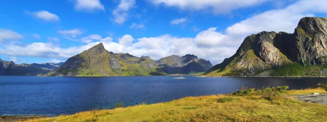 Trip Formentera Reisetipps - Die Lofoten Inseln Norwegen – Skandinaviens eiskalte Schönheit fasziniert mit atemberaubenden Nordlichtern und geradezu außerirdisch imposanten Gebirgskulissen. Land der Mitternachtssonne am Polarkreis, ein Paradies für Wanderer, Naturfreunde, Hobbyfotografen und Instagram er/innen. Die Lofoten gehören zu Norwegen und liegen nördlich des Polarkreises. Erfahren Sie hier, was für eine einzigartige Landschaft die Lofoten zu bieten haben und was Sie dort erwartet. Vorsicht akutes Fernweh! Die meisten von Ihnen kennen wahrscheinlich die Lofoten. Man stellt sich malerische Fischerdörfer vor, umgeben von hohen Bergen und tiefblauen Fjorden.