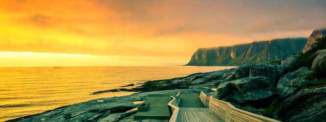 Trip Formentera Ferienhaus Norwegen – Schwindelfrei auf Preikestolen – die spektakuläre Felskanzel erhebt sich als steile Plateauklippe über dem Lysefjord. Die Aussicht über den Fjord ist atemberaubend, schwindelfrei sein ist Voraussetzung. Es lohnt sich auf jeden Fall, schon mitten in der Nacht aufzustehen, um den magischen Moment des überwältigend schönen Sonnenaufgangs mitzuerleben, grandios wie sich die ersten Sonnenstrahlen in den steilen Felswänden verfangen und die Bergmauern zum Leuchten bringen. Dieser Augenblick inspiriert zur Demut und Dankbarkeit. Die beliebtesten Orte für Ferien in Norwegen, locken mit besten Angebote für Hotels und Ferienunterkünfte mit Werbeaktionen, Rabatten, Sonderangebote für Norwegen Urlaub buchen.