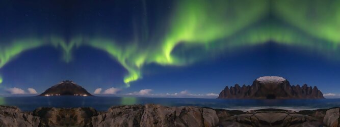 Trip Formentera Reisetipps - Polarlichter Norwegen Tromso - Skandinaviens eiskalte Schönheit fasziniert mit atemberaubenden Nordlichtern und geradezu außerirdisch imposanten Gebirgskulissen. Land der Mitternachtssonne am Polarkreis, ein Paradies für Wanderer, Naturfreunde, Hobbyfotografen und Instagram er/innen. Tromsø liegt unter dem sogenannten „Nordpollichtoval“, das den magnetischen Nordpol wie ein Ring oder Gürtel umschließt. Hier wird das Polarlicht auch Aurora Borealis genannt. Aufgrund der Struktur des Erdmagnetfeldes sind sie in dieser Region auch in Zeiten geringer Sonnenaktivität besonders häufig und intensiv zu beobachten.