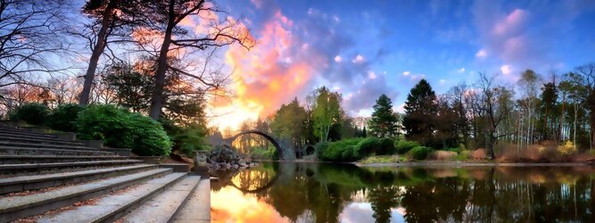 Trip Formentera Reisetipps - Teufelsbrücke wird die Rakotzbrücke in Kromlau, Deutschland, genannt. Ein mystischer, idyllischer wunderschöner Ort; eine wahre Augenweide, wenn sich der Brücken Rundbogen im See spiegelt und zum Kreis vervollständigt. Ein märchenhafter Besuch, im blühenden Azaleen & Rhododendron Park. Der Azaleen- und Rhododendronpark Kromlau ist ein ca. 200 ha großer Landschaftspark im Ortsteil Kromlau der Gemeinde Gablenz im Landkreis Görlitz. Er gilt als die größte Rhododendren-Freilandanlage als Landschaftspark in Deutschland und ist bei freiem Eintritt immer geöffnet. Im Jahr 1842 erwarb der Großgrundbesitzer Friedrich Hermann Rötschke, ein Zeitgenosse des Landschaftsgestalters Hermann Ludwig Heinrich Fürst von Pückler-Muskau, das Gut Kromlau.