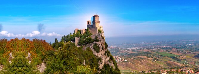 Trip Formentera Urlaubsdestination - San Marino – Hol ihn dir – den heißbegehrten Einreise-Stempel von San Marino. Nimm deinen Reisepass, besuche die örtliche Tourismusbehörde, hier wird die kleine Trophäe in dein Reisedokument gestempelt, es sieht gut aus und ist eine supertolle Urlaubserinnerung. Dieses neue Trendy-Reiselust-Souvenir passt ausgezeichnet zu den anderen außergewöhnlichen Stempeln deiner vergangenen Reisen. San Marino ist ein sehr interessanter Zwergstaat, eine Enklave, vollständig von Italien umgeben, eine der ältesten bestehenden Republiken und eines der reichsten Länder der Welt. Die beliebtesten Orte für Ferien in San Marino, locken mit besten Angebote für Hotels und Ferienunterkünfte mit Werbeaktionen, Rabatten, Sonderangebote für San Marino Urlaub buchen.